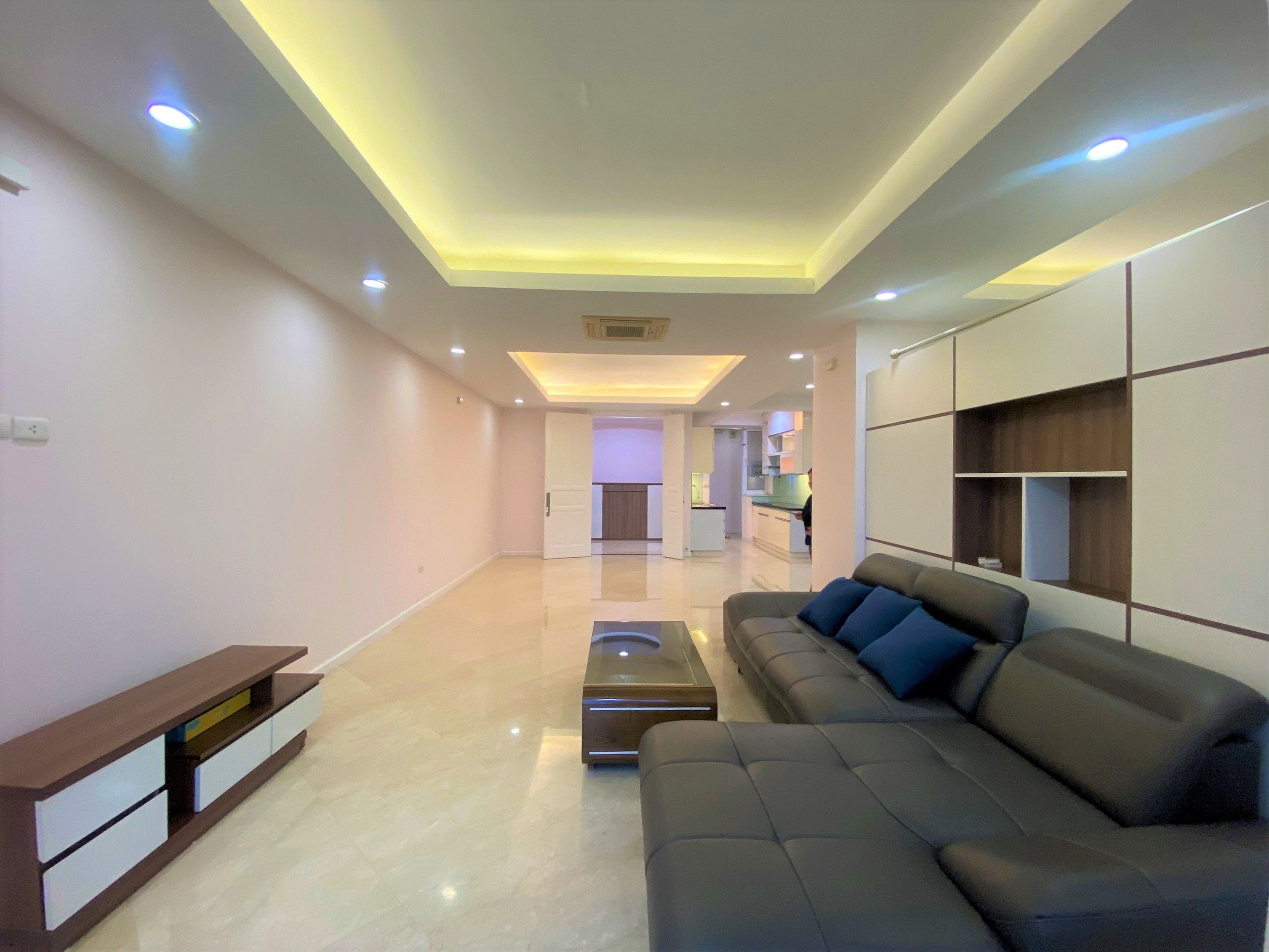 Cho thuê căn hộ tòa S2 Sungrand City: 4PN/168m2 full đồ mới view cực đẹp