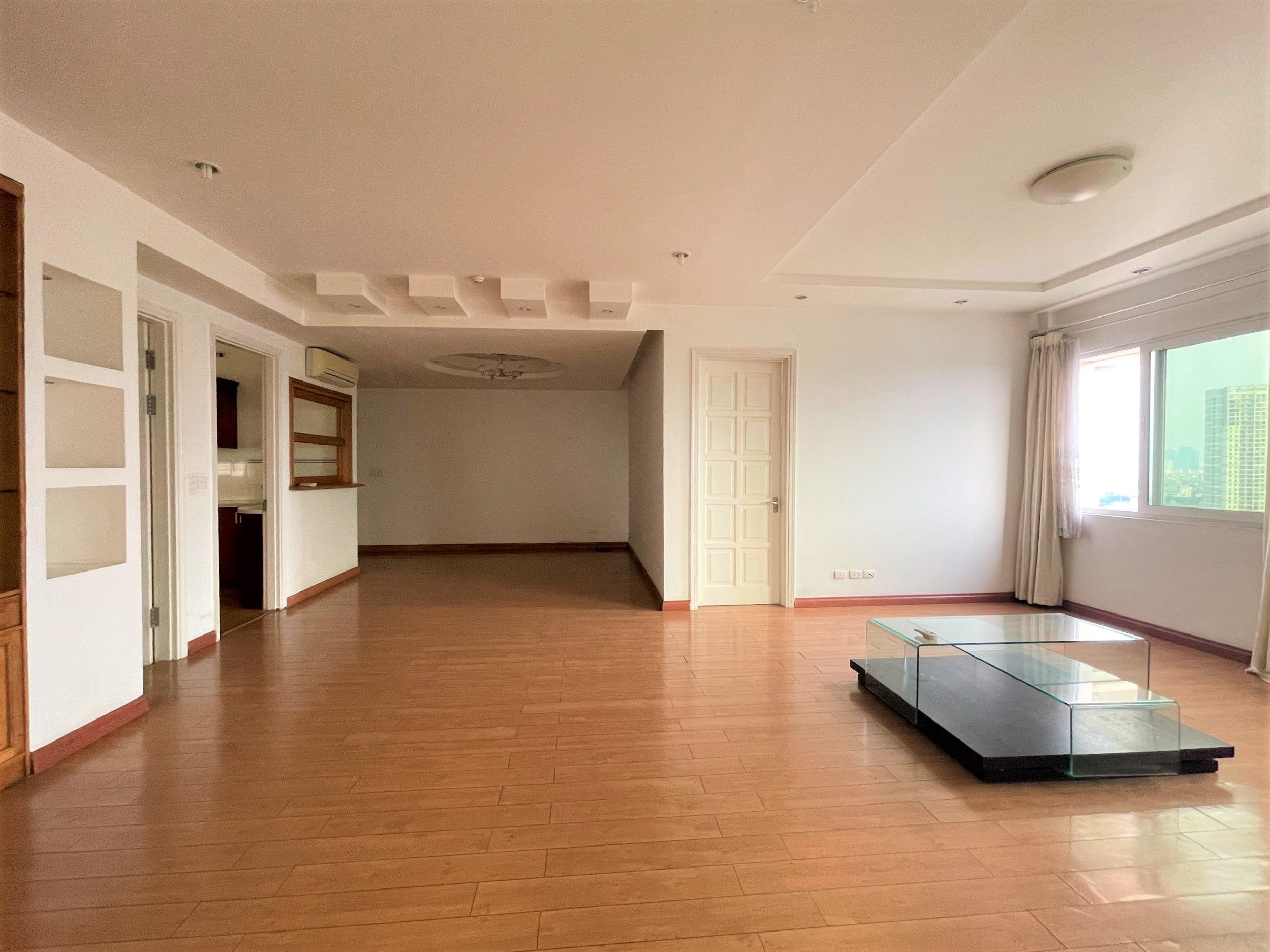 Bán căn hộ 4PN/143m2 full đồ cơ bản, view bể bơi tại E4 Ciputra
