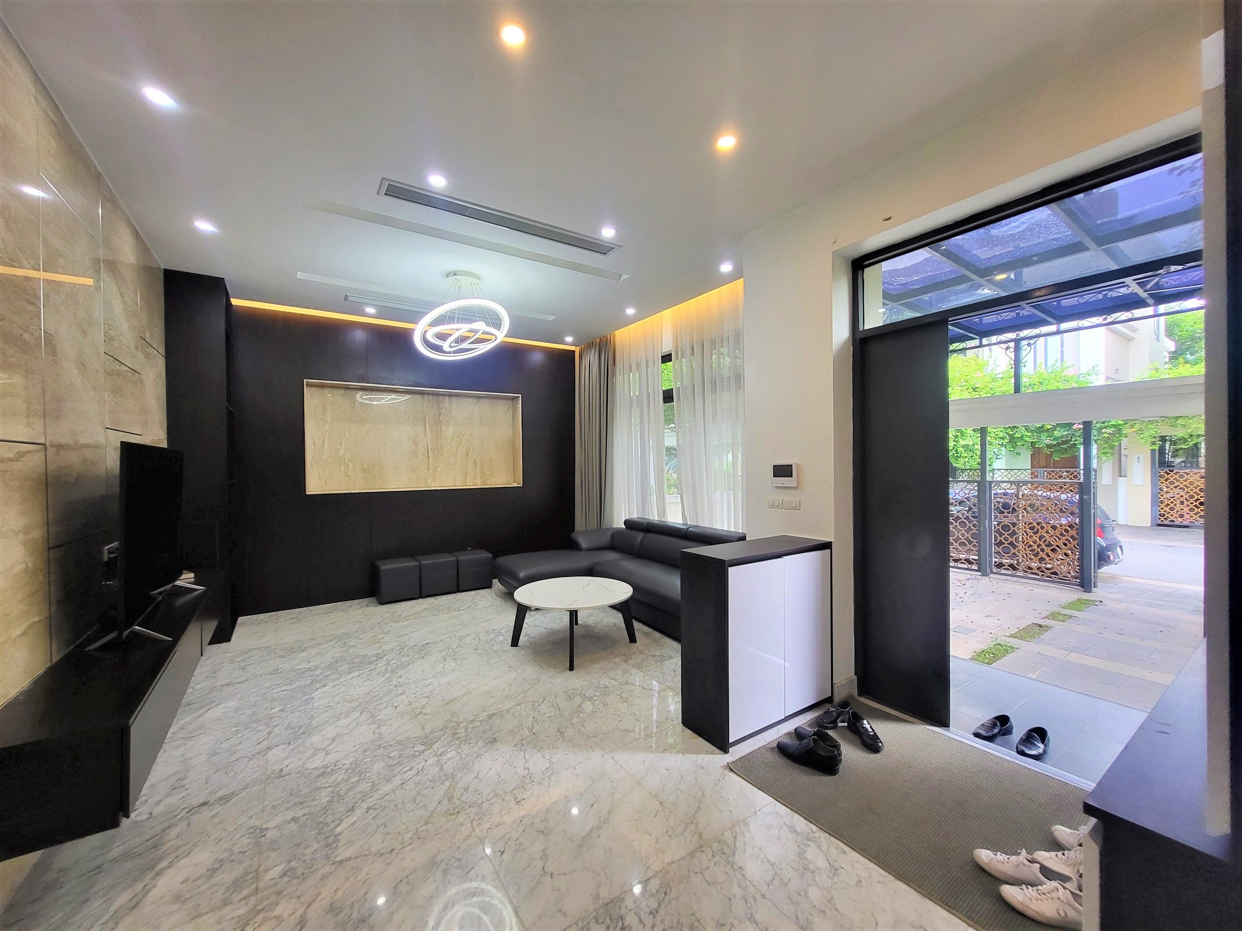 Cho thuê biệt thự sang trọng tại Starlake, DT 220m2, 5 phòng ngủ full đồ mới đẹp