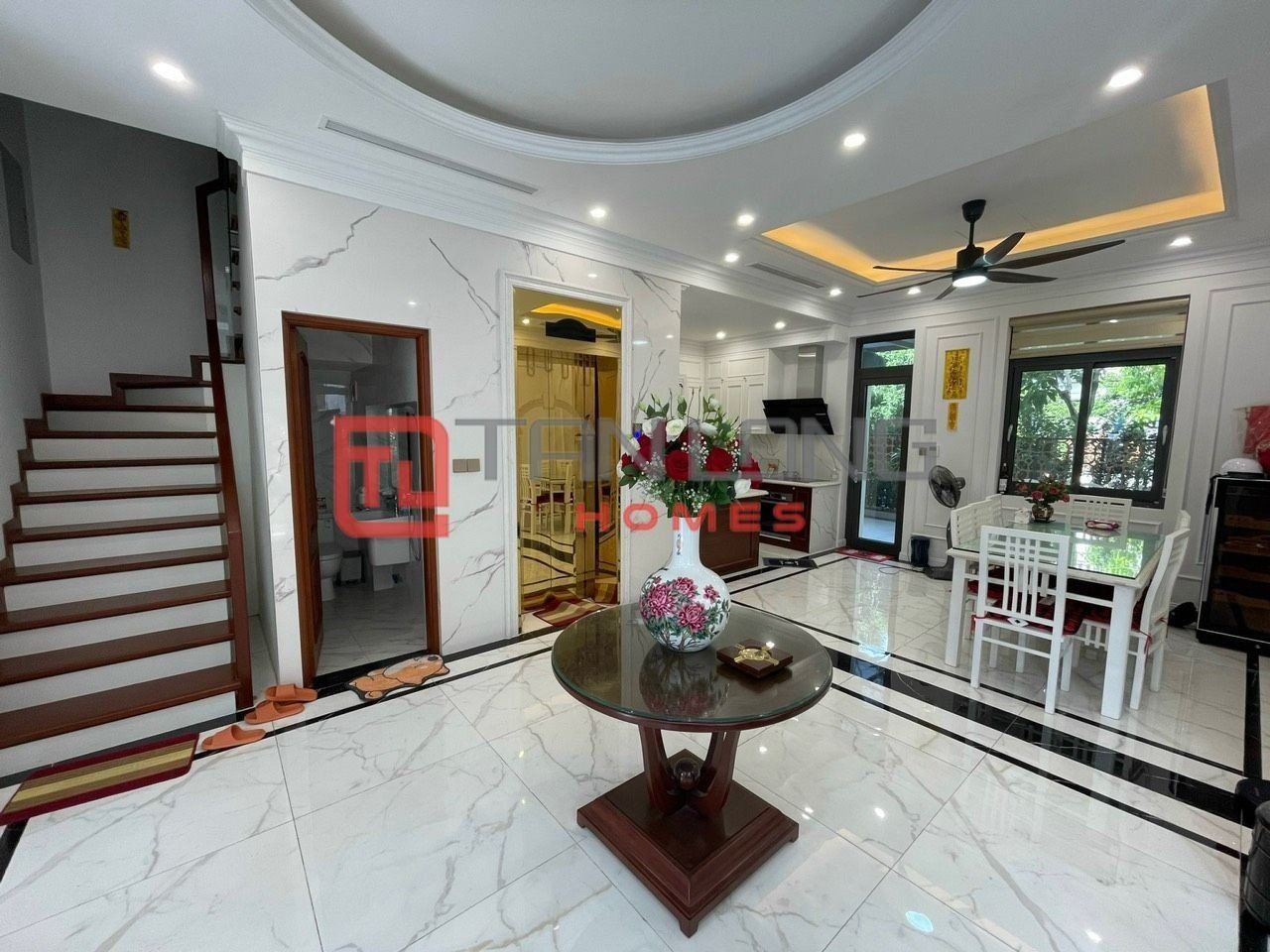 Cho thuê biệt thự Starlake đẳng cấp với 215m2 x 3 tầng full đồ có thang máy