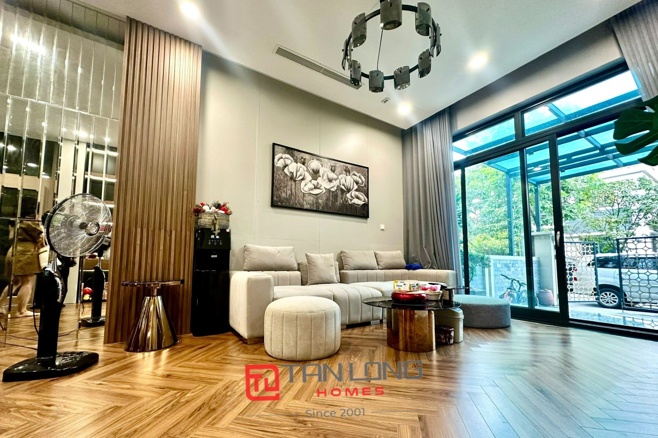 Cho thuê biệt thự đẳng cấp H11 Starlake: 136m2 full đồ nhập khẩu, hồ cá Koi, sẵn thang máy
