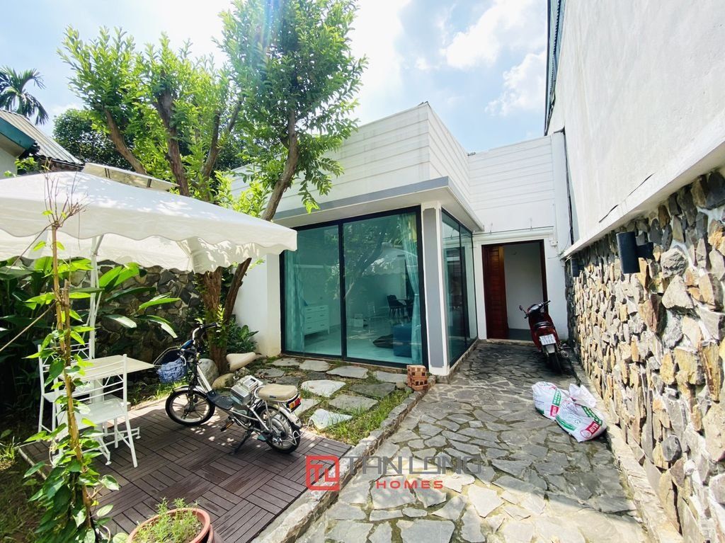 Cho thuê nhà riêng có sân vườn tại Đặng Thai Mai: 200m2 x 2 phòng ngủ full đồ đẹp