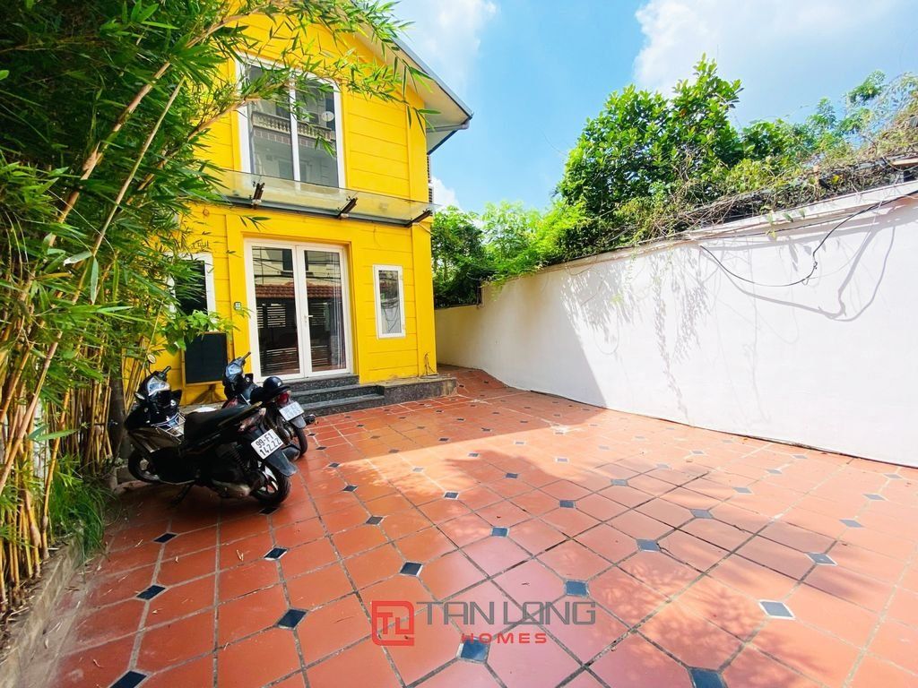 Cho thuê nhà riêng tại Đặng Thai Mai, Tây Hồ: 200m2 x 2 tầng full đồ, sân vườn rộng