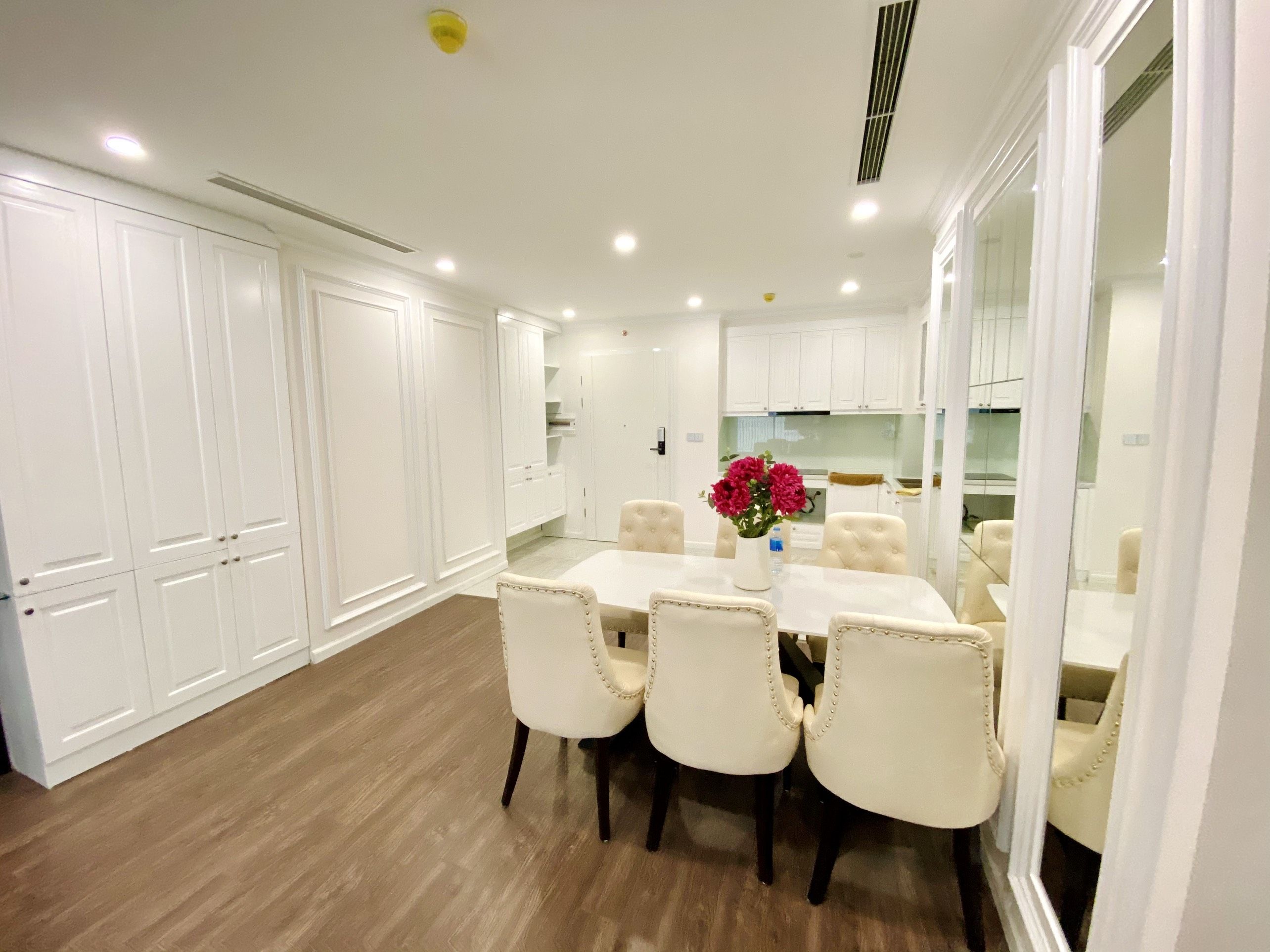 Cho thuê căn hộ 3 phòng ngủ toà R3 full đồ dự án Sunshine River Side