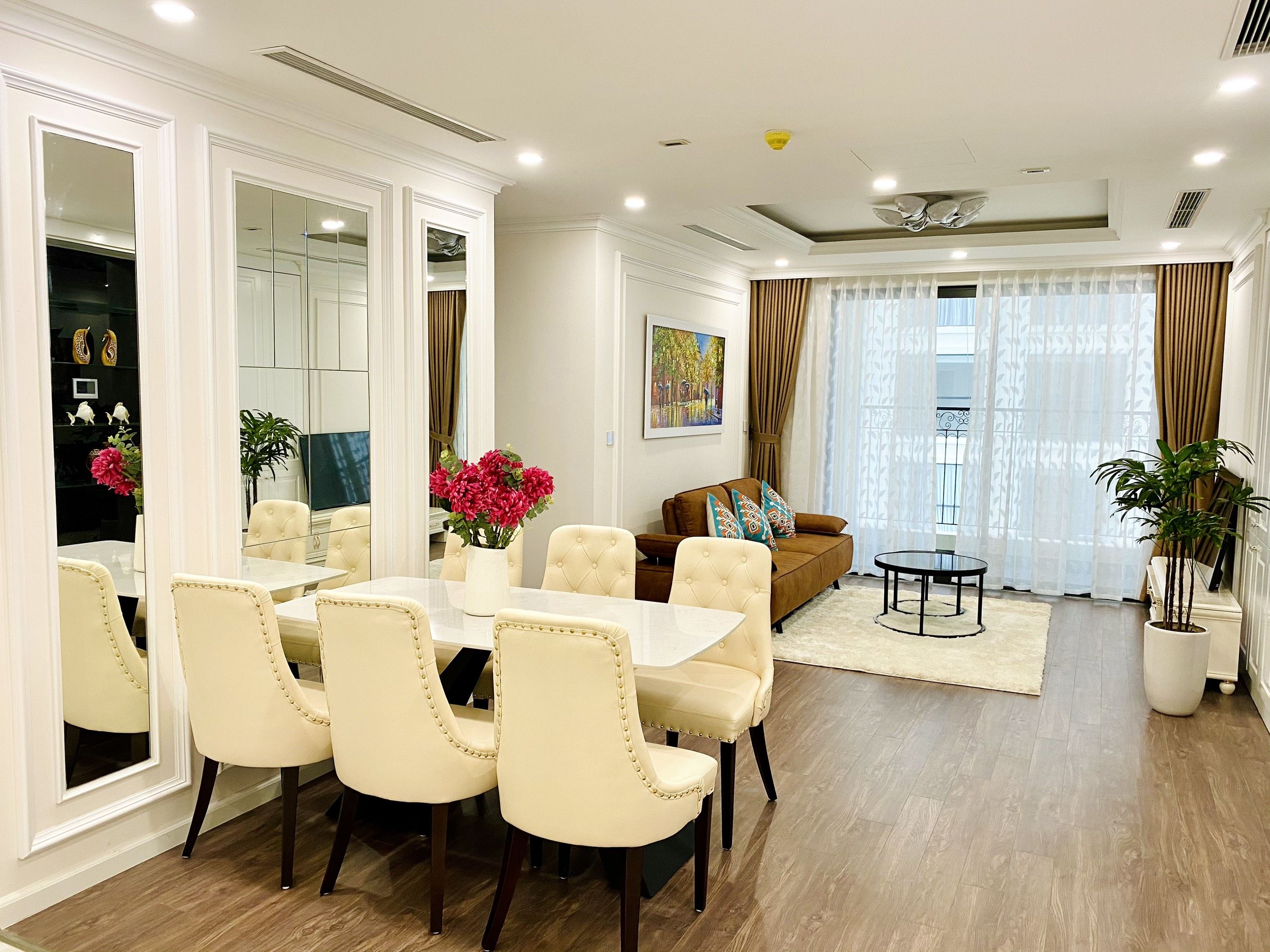 Cần thuê căn hộ 3 phòng ngủ đủ đồ tại Vinhomes West Point Phạm Hùng