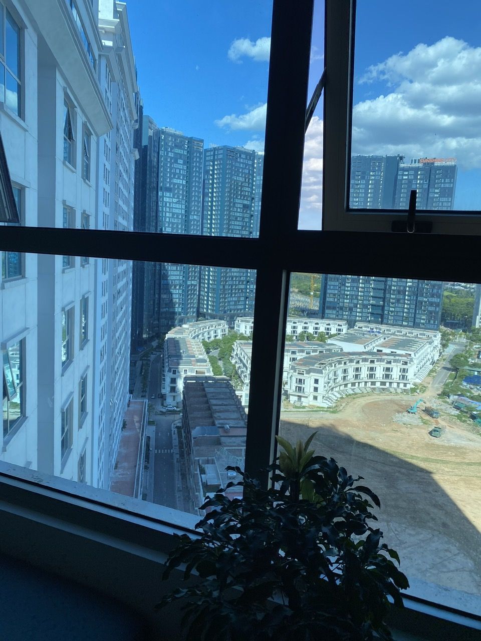 Cho thuê căn hộ tầng trung IA20 diện tích 92m2 thiết kế 3PN, 2VS view thoáng rộng.