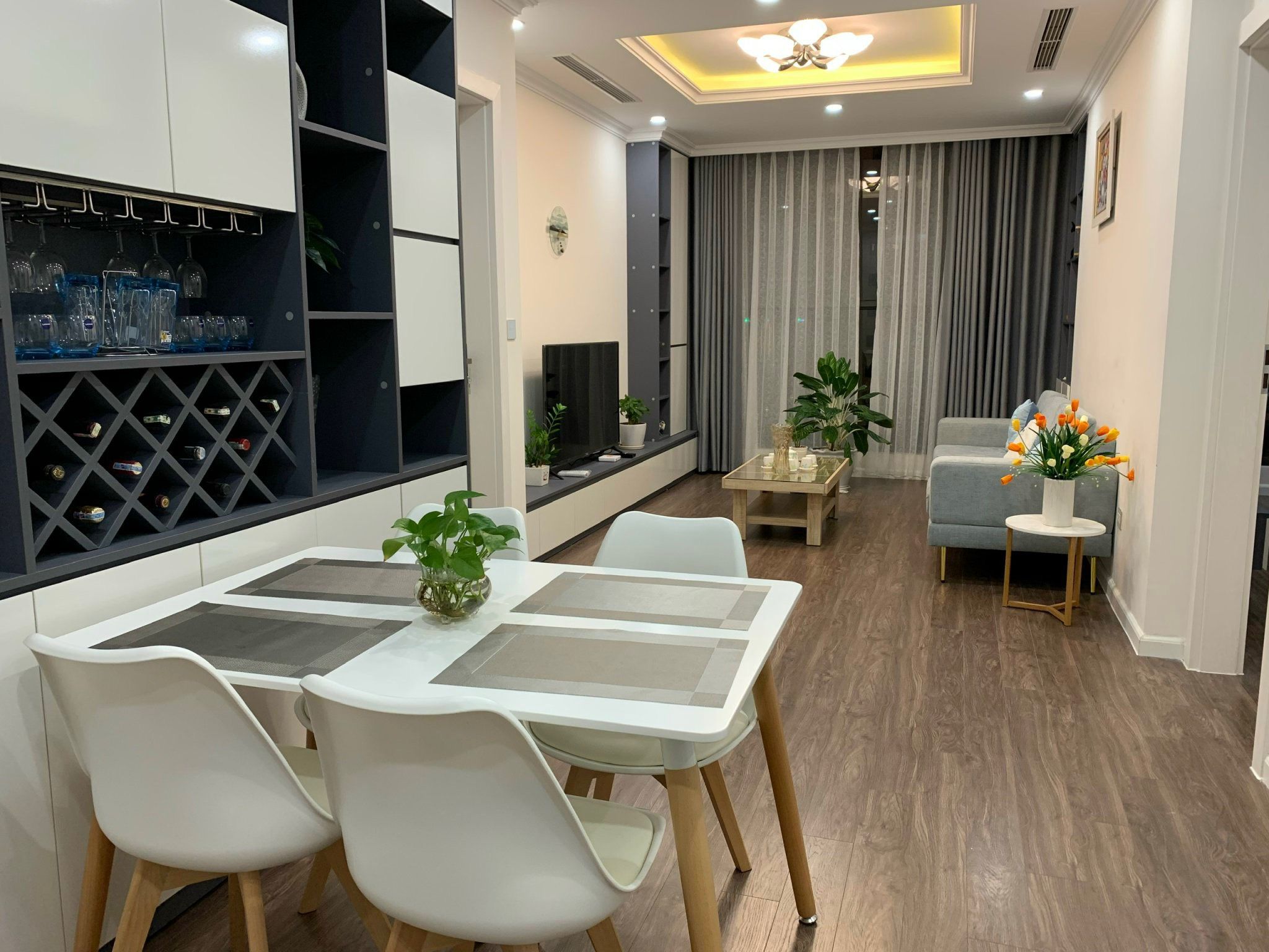 Cần thuê căn hộ 2 phòng ngủ đủ đồ tại toà W1 Vinhomes West Point Phạm Hùng