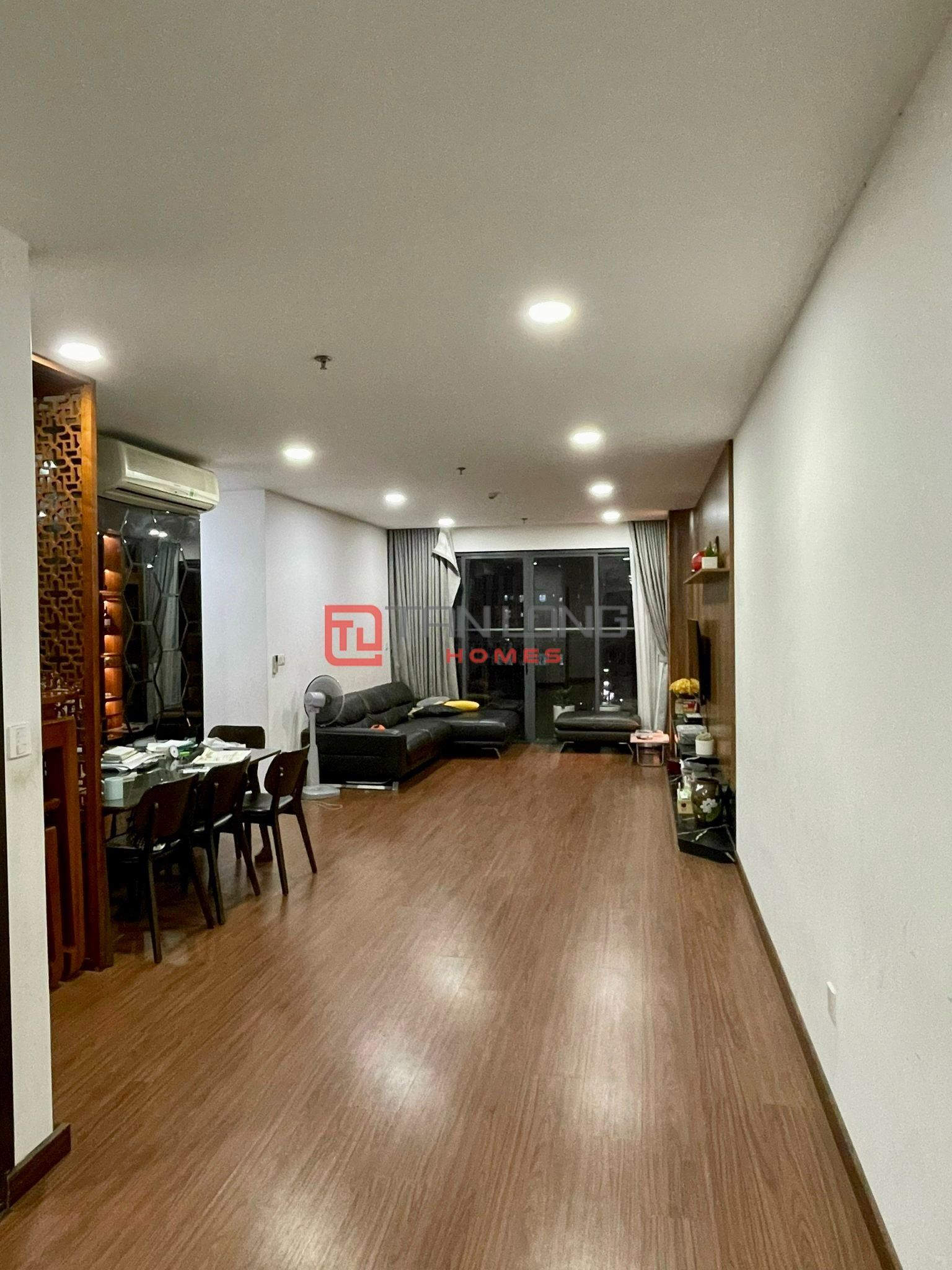 Bán căn góc chung cư Vườn Đào, 3 ngủ, 126m2, hướng Đông mát, đủ đồ, có sổ