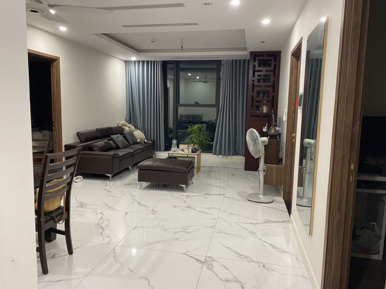 Cần bán căn hộ 2 phòng ngủ view sông Hồng tại Sunshine City