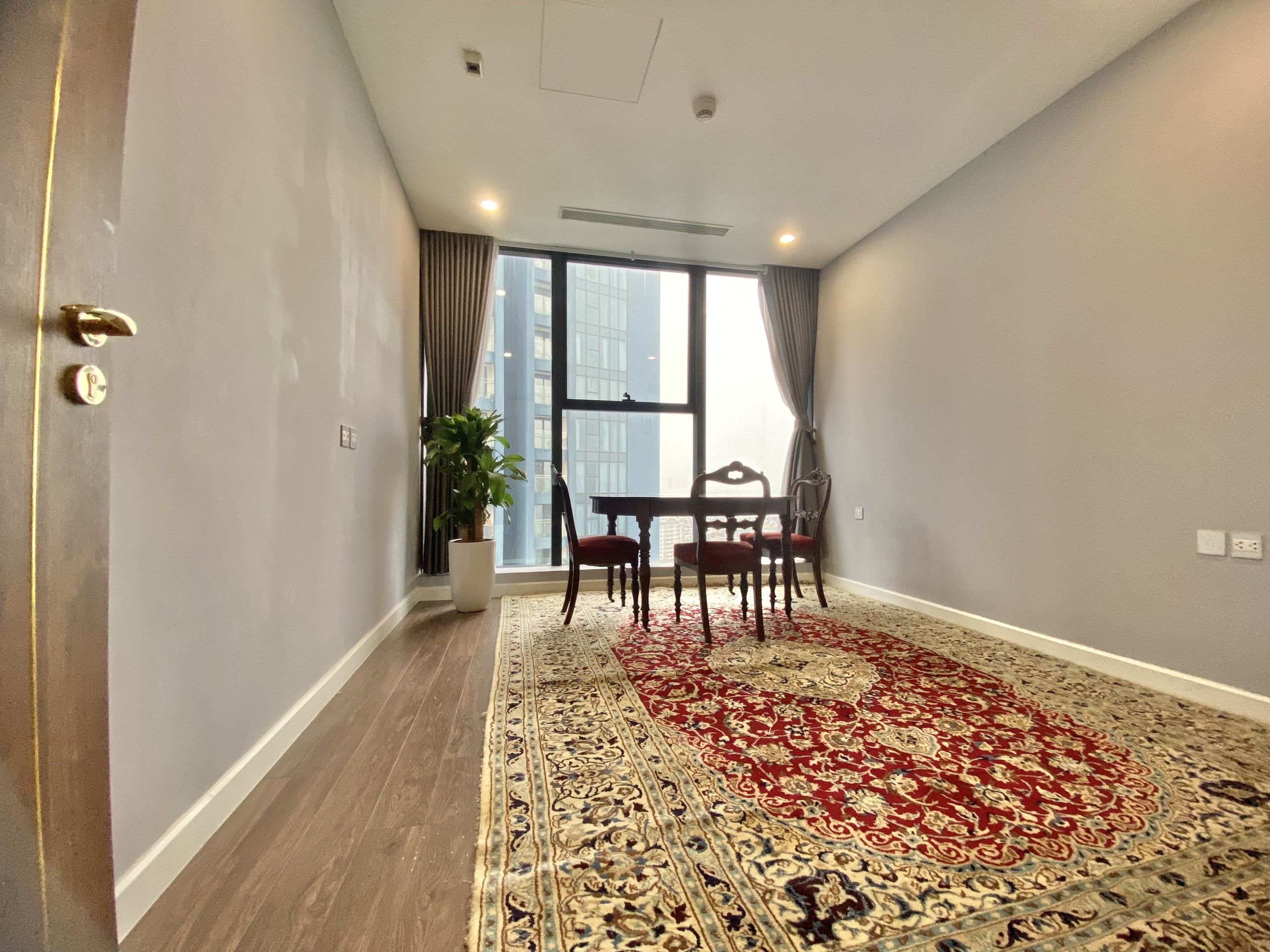 Cho thuê căn hộ Sunshine City tầng cao hướng Đông Nam