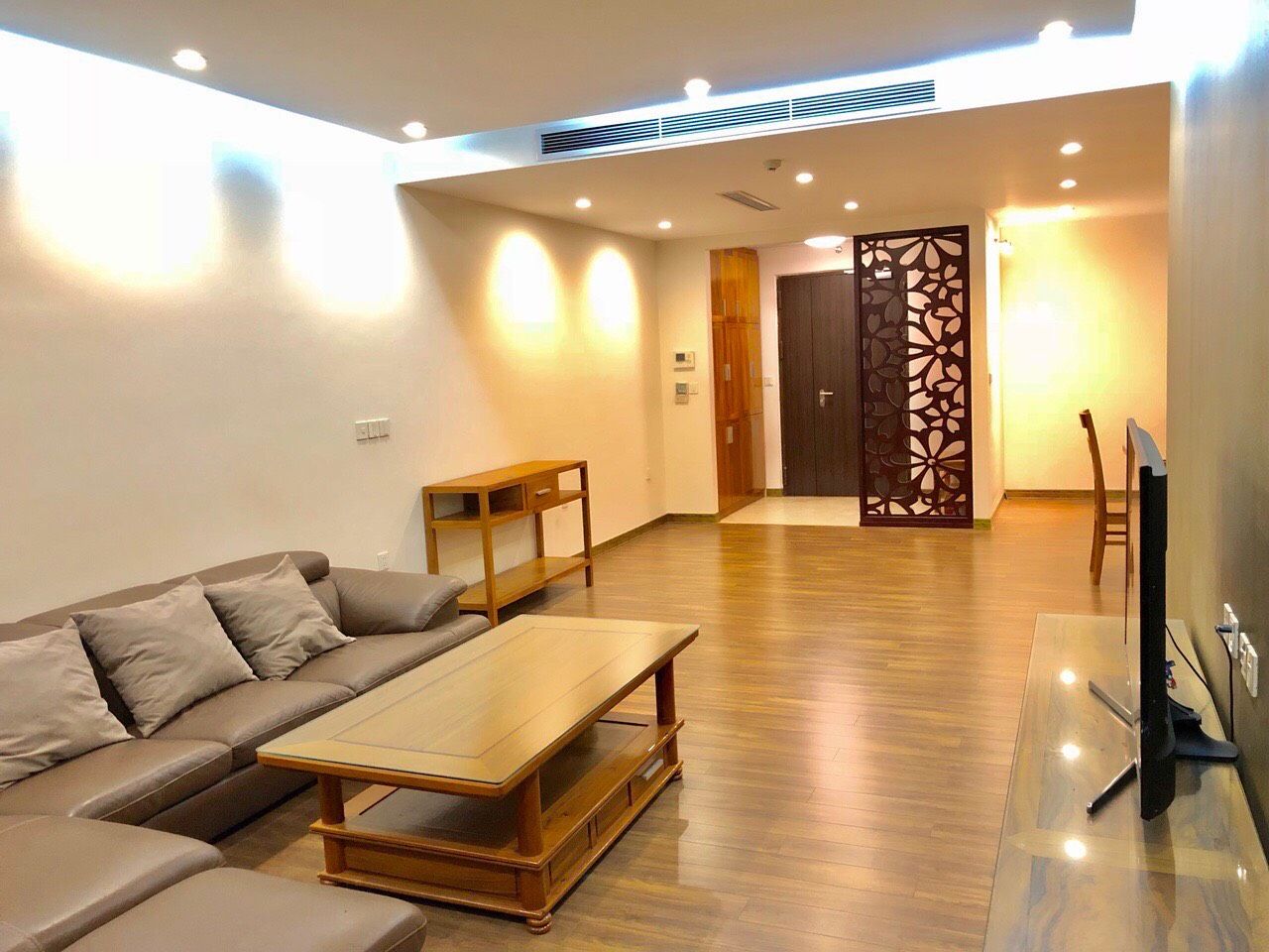 Cho thuê căn hộ 3 phòng ngủ Mandarin Garden tòa D2 - DT: 172m2 đù đồ nội thất - Có slot gửi ô tô