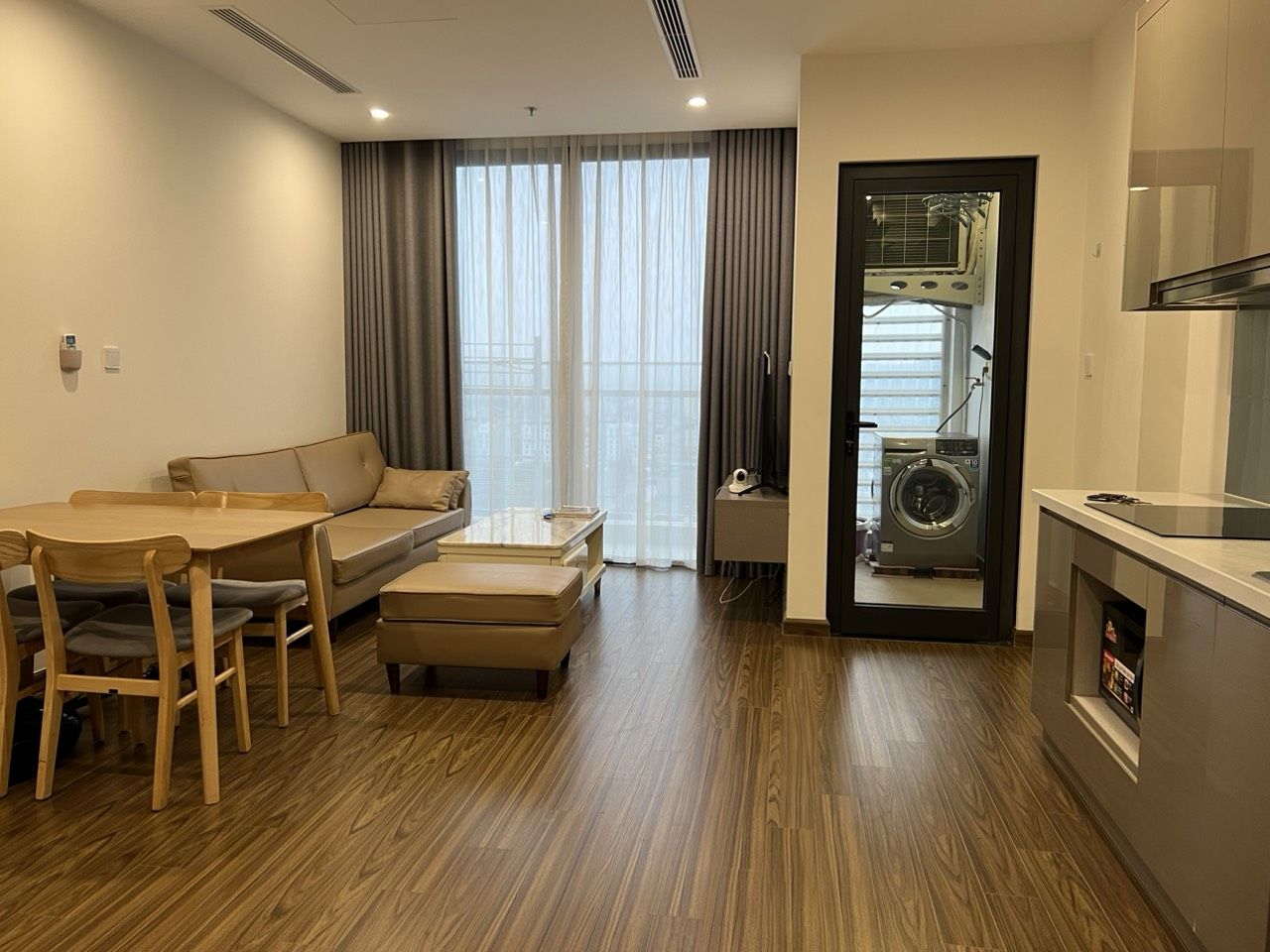 Cho thuê căn hộ 2 phòng ngủ tòa W3 Vinhomes Westpoint - DT: 67,2m2 - ban công nhìn về KS JW Marriot