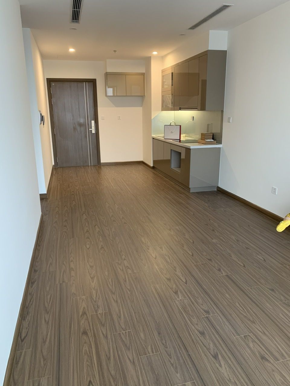 Cho thuê căn hộ 3 phòng ngủ tòa W3 Vinhomes Westpoint hướng Đông Nam 100m2, nhìn ra vành đai 3