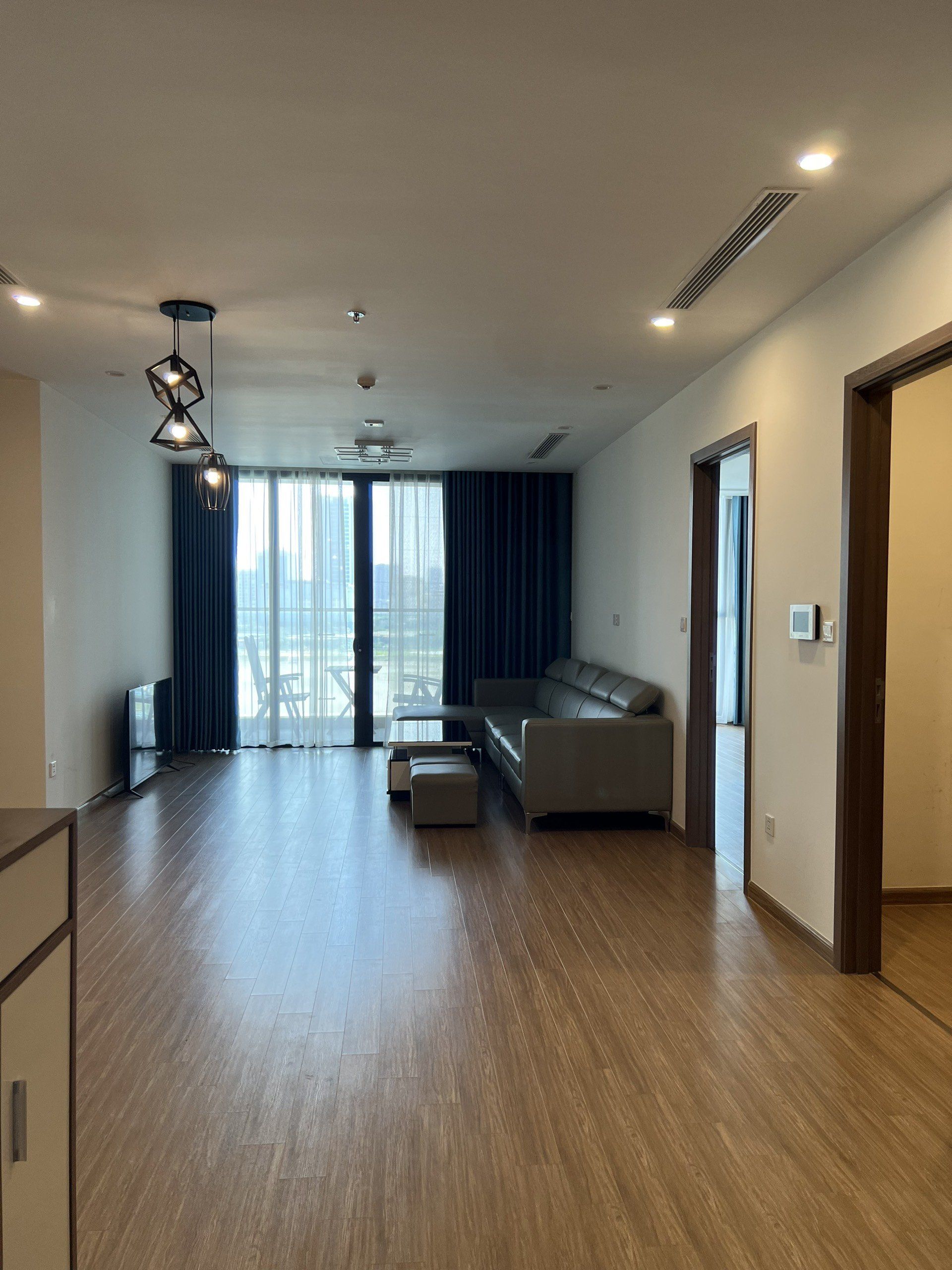 Cho thuê căn hộ Vinhomes Skylake tòa S2 - DT: 157m2/4PN, đồ cơ bản - Ban công hướng hồ