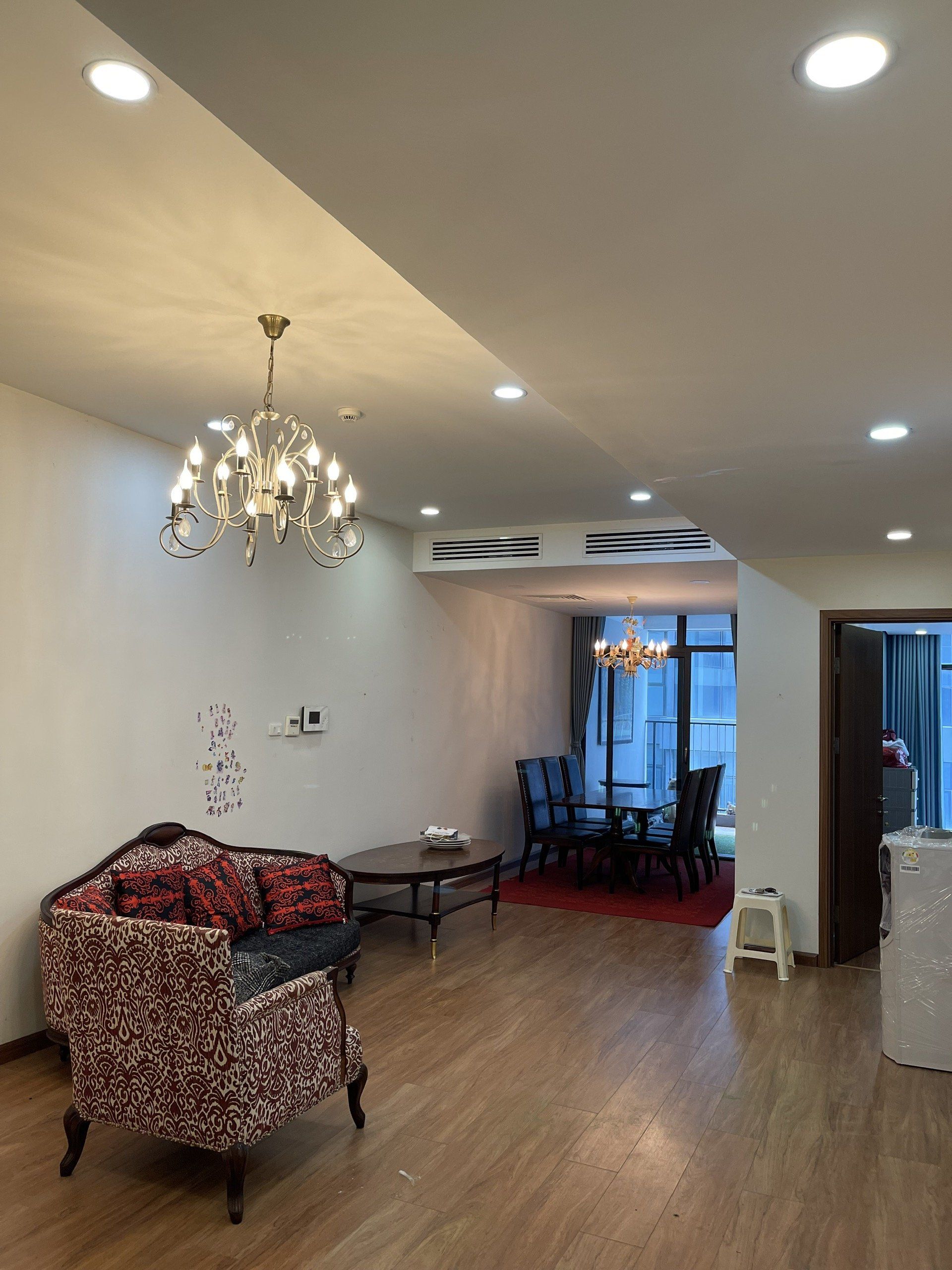 Bán căn hộ 2 phòng ngủ chung cư Discovery Complex 302 - DT: 100m2 - Ban công Đông Nam