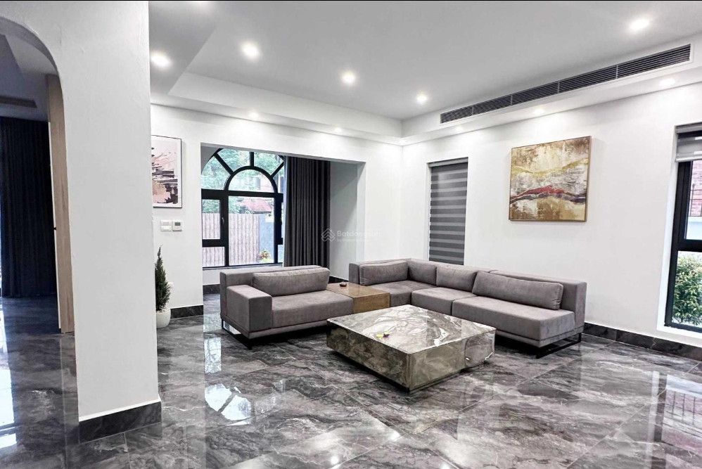 Bán biệt thự 370m2 full đồ, mặt đường 20m tại Vinaconex 2 KĐT Quang Minh