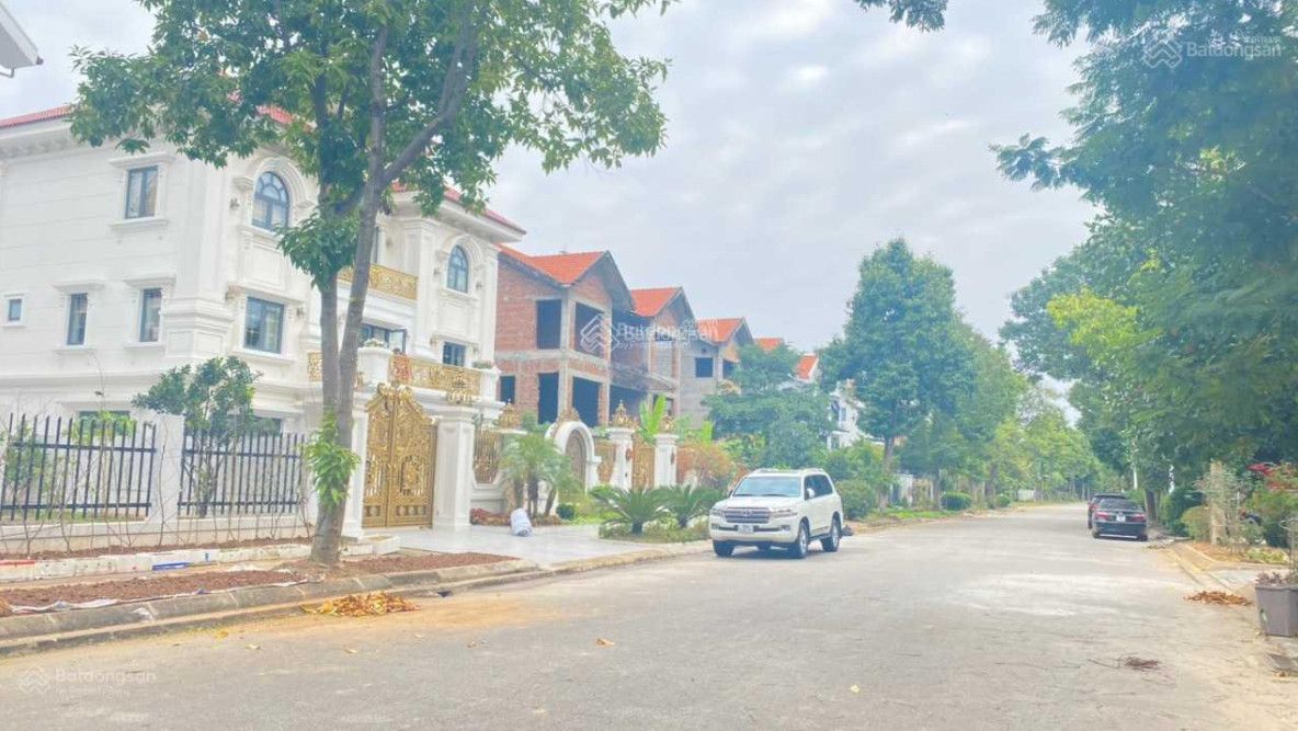 Bán biệt thự 197m2 xây thô, mặt tiền lớn, vị trí đẹp tại Vinaconex 2 Quang Minh