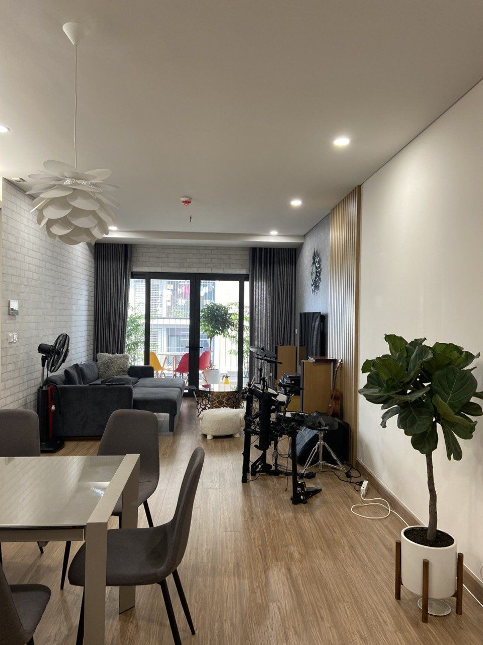 Cho thuê căn hộ Sky Park Residence - DT: 128m2/3PN + 2WC - ban công hướng hồ - Full nội thất
