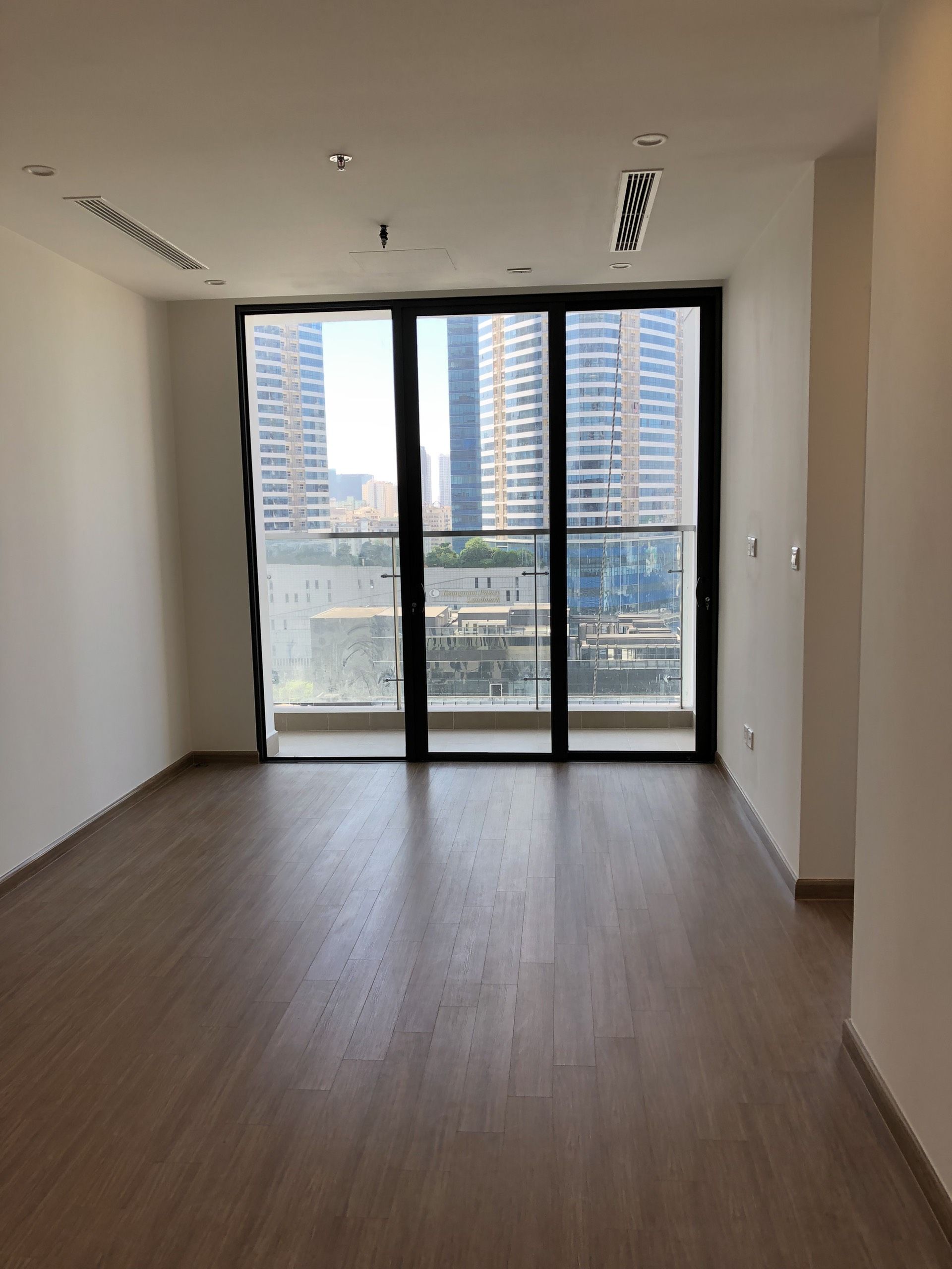 Bán căn hộ 2 phòng ngủ Vinhomes Skylake tòa S2 đủ nội thất - Ban công Đông Nam - Diện tích: 72m2