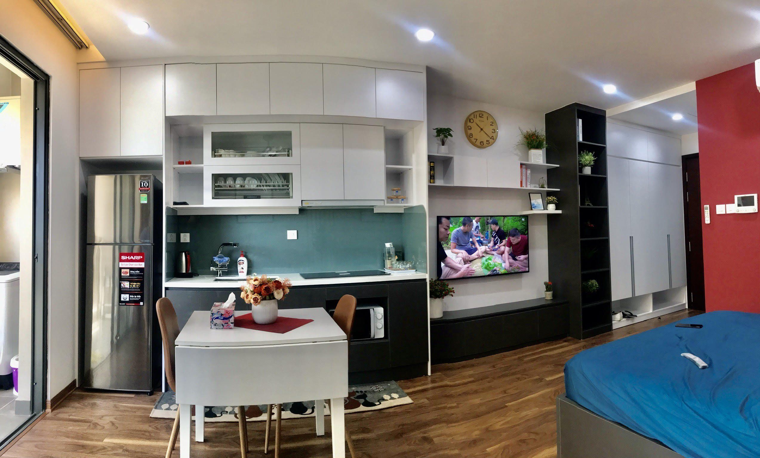 Bán căn hộ Studio tòa C2 Vinhomes D'Capitale đầy đủ nội thất view bể bơi - DT: 37,95m2 - Tầng thấp
