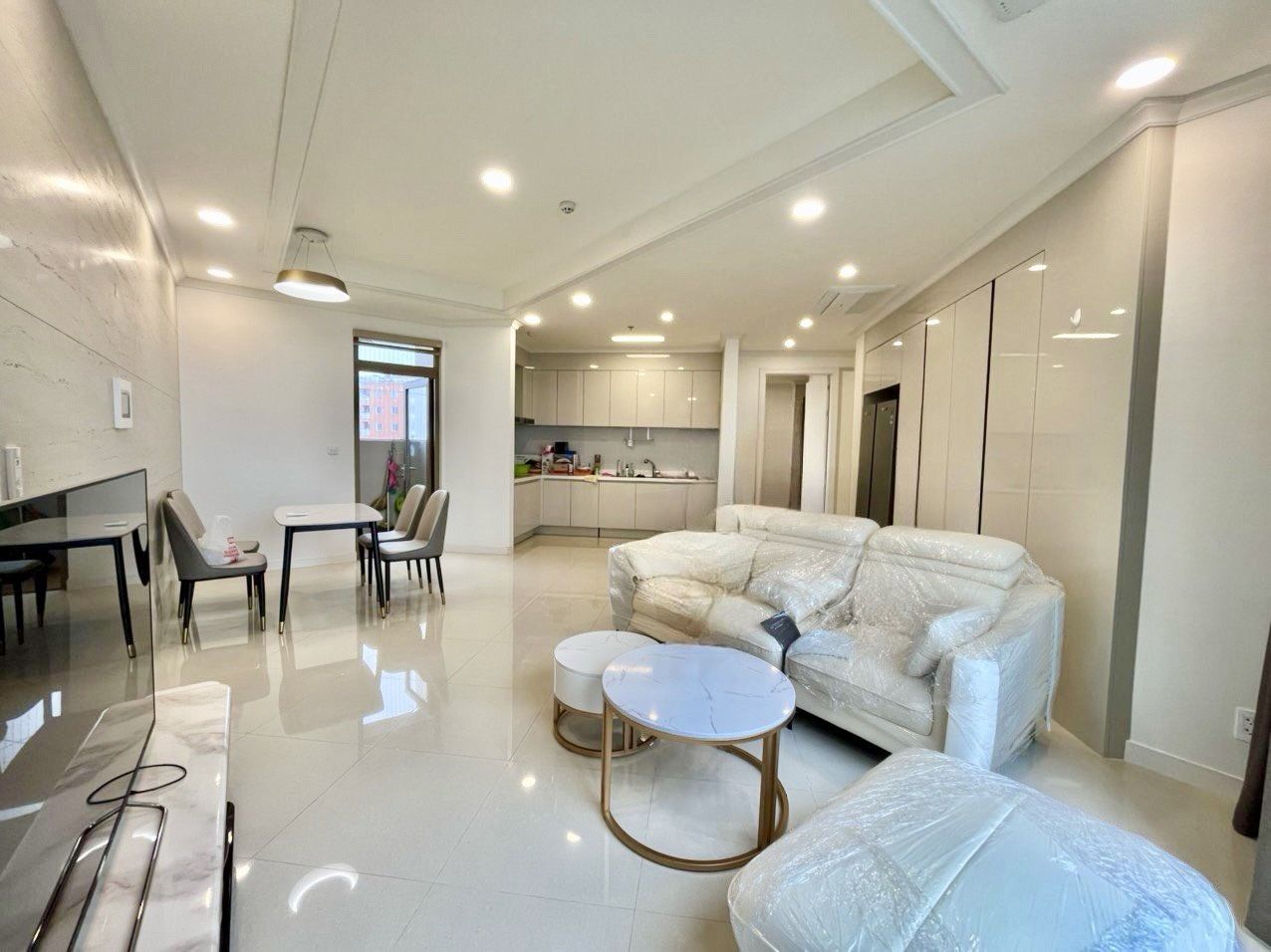 [HOT] Cho thuê căn E-109,8m2 tầng cao full đồ đẹp tòa 903 Starlake