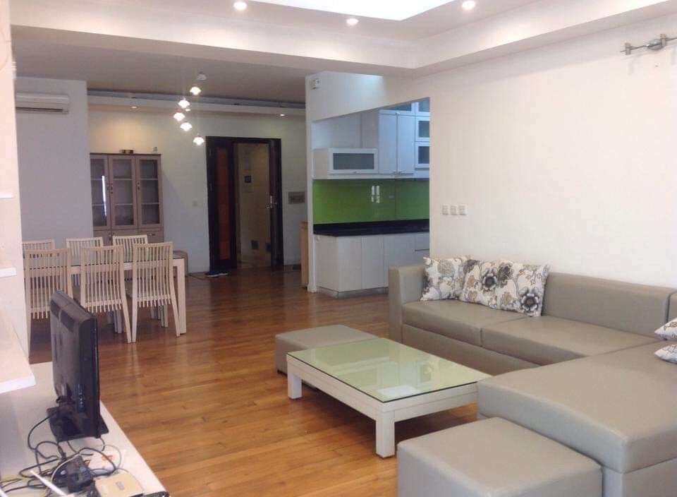 Chuyển nhượng chung cư 3 ngủ Ciputra, DT 123m2 hướng Đông Nam, giá tốt