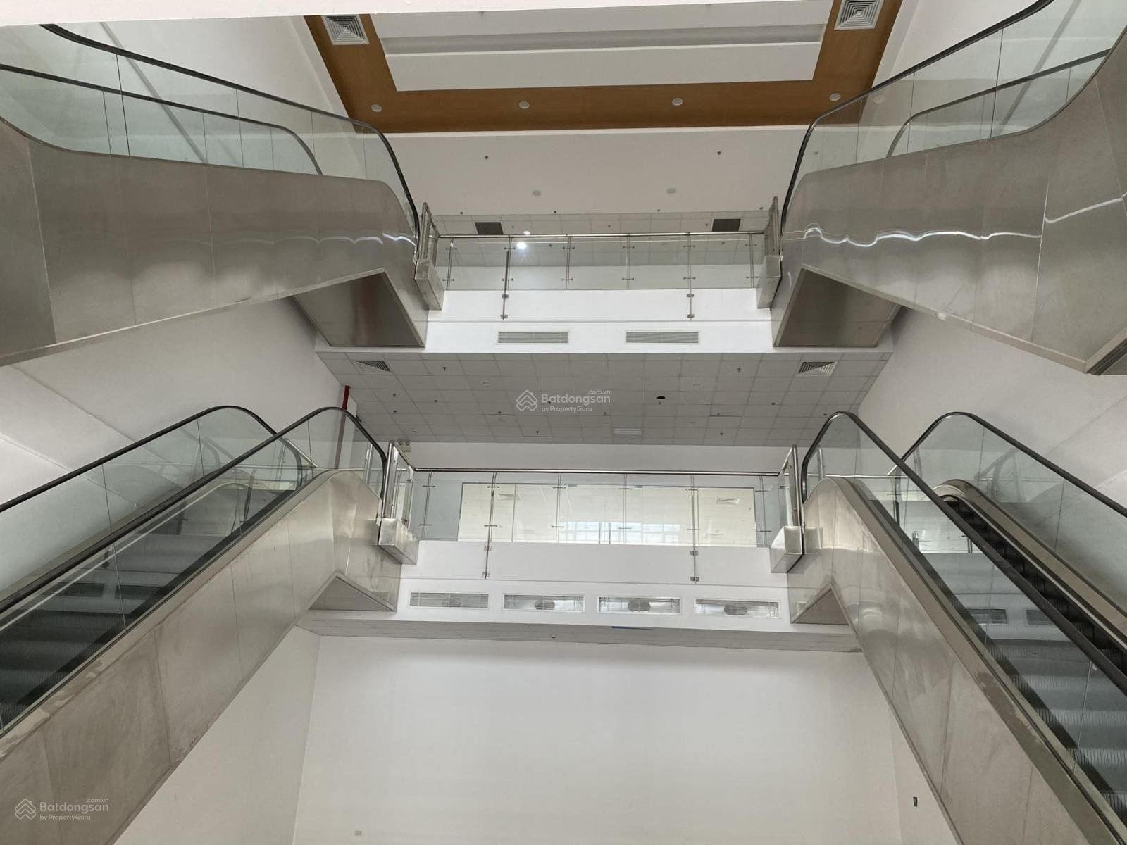 Cần bán gấp shophouse chân khối đế IA20 Ciputra, toà A1 hướng Đông Nam, diện tích 74m2, giá vip