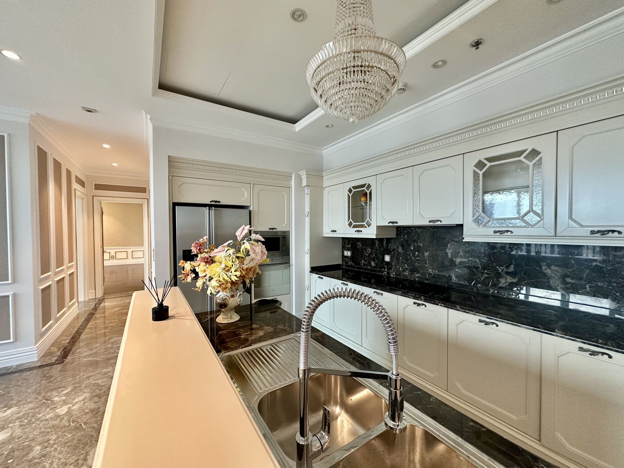 Cần thuê căn góc Penthouse full nội thất sang trọng mặt kính Low-E chạm sàn Noble Crystal Tây Hồ