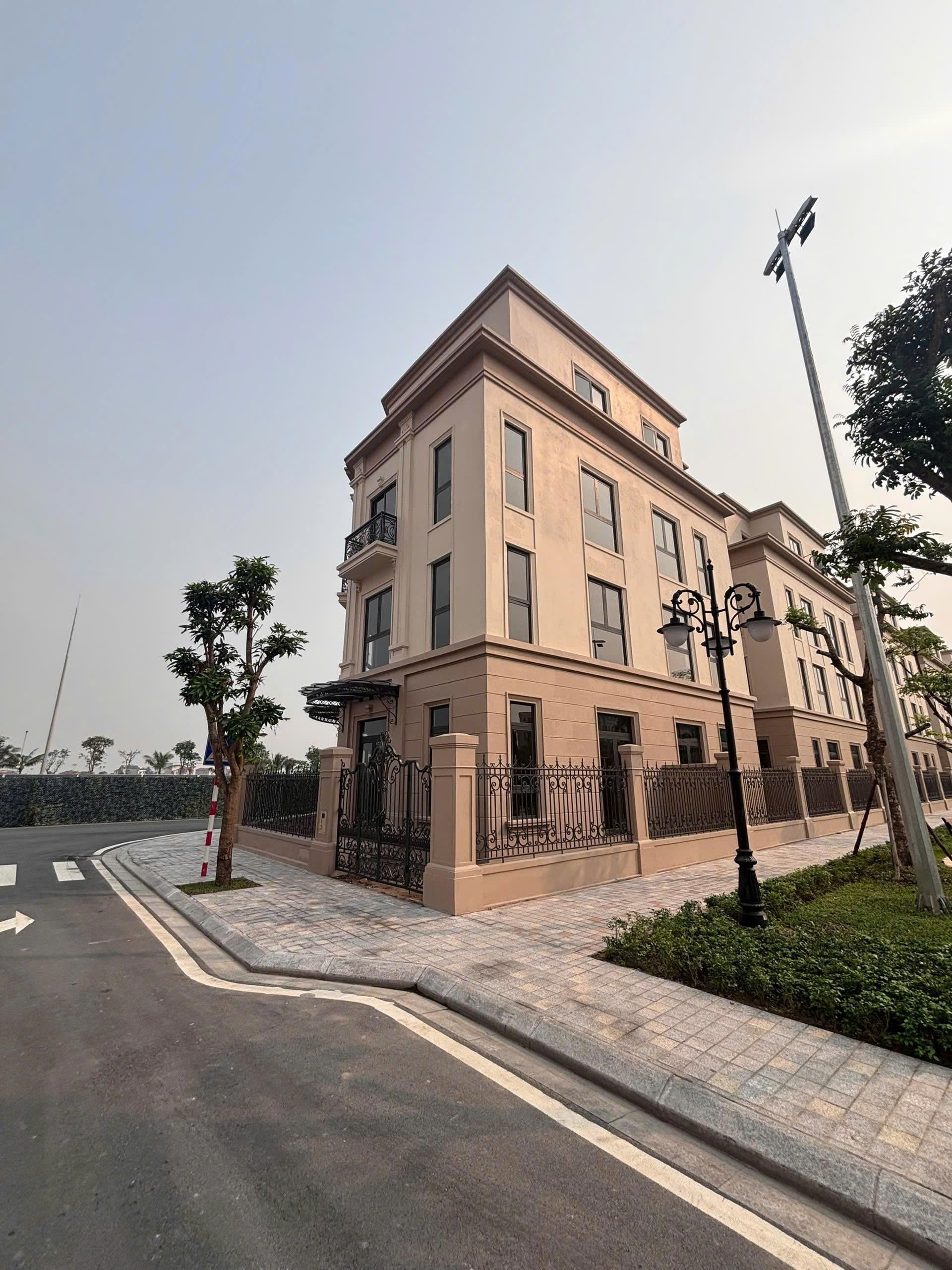 Chuyển nhượng tứ lập góc Hoàng Gia hướng Tây Bắc view đường 40m khu Tinh Hoa Vinhomes Cổ Loa