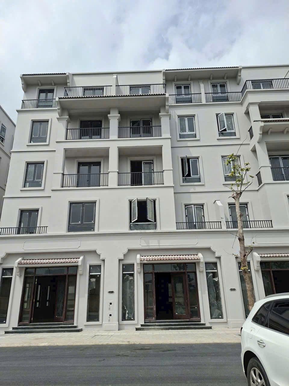 Bán shophouse xẻ khe DT 68.75m2 sát công viên hướng Đông Bắc khu Cát Tường Vinhomes Cổ Loa