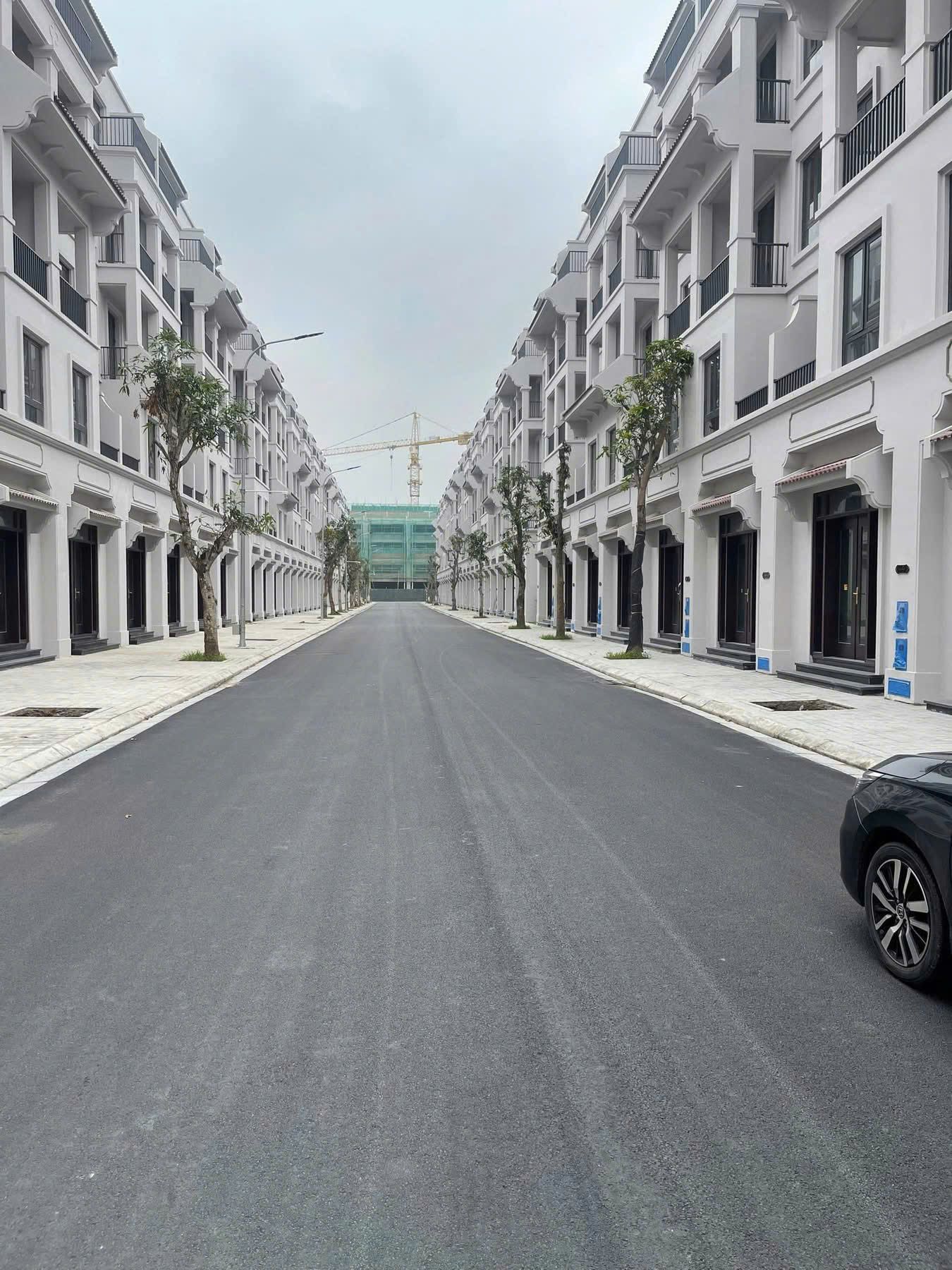 Chuyển nhượng liền kề Nhật Nguyệt hướng Đông Nam DT 62.5m2 khu Cát Tường Vinhomes Cổ Loa