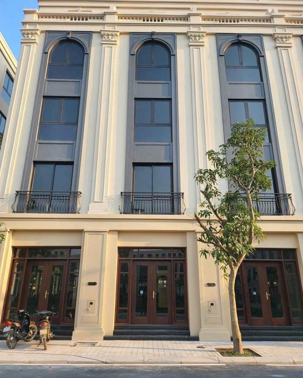 Cần bán nhà phố shophouse đường Ngôi Sao DT 67.5m2 hướng Đông Nam khu Thịnh Vượng Vinhomes Cổ Loa