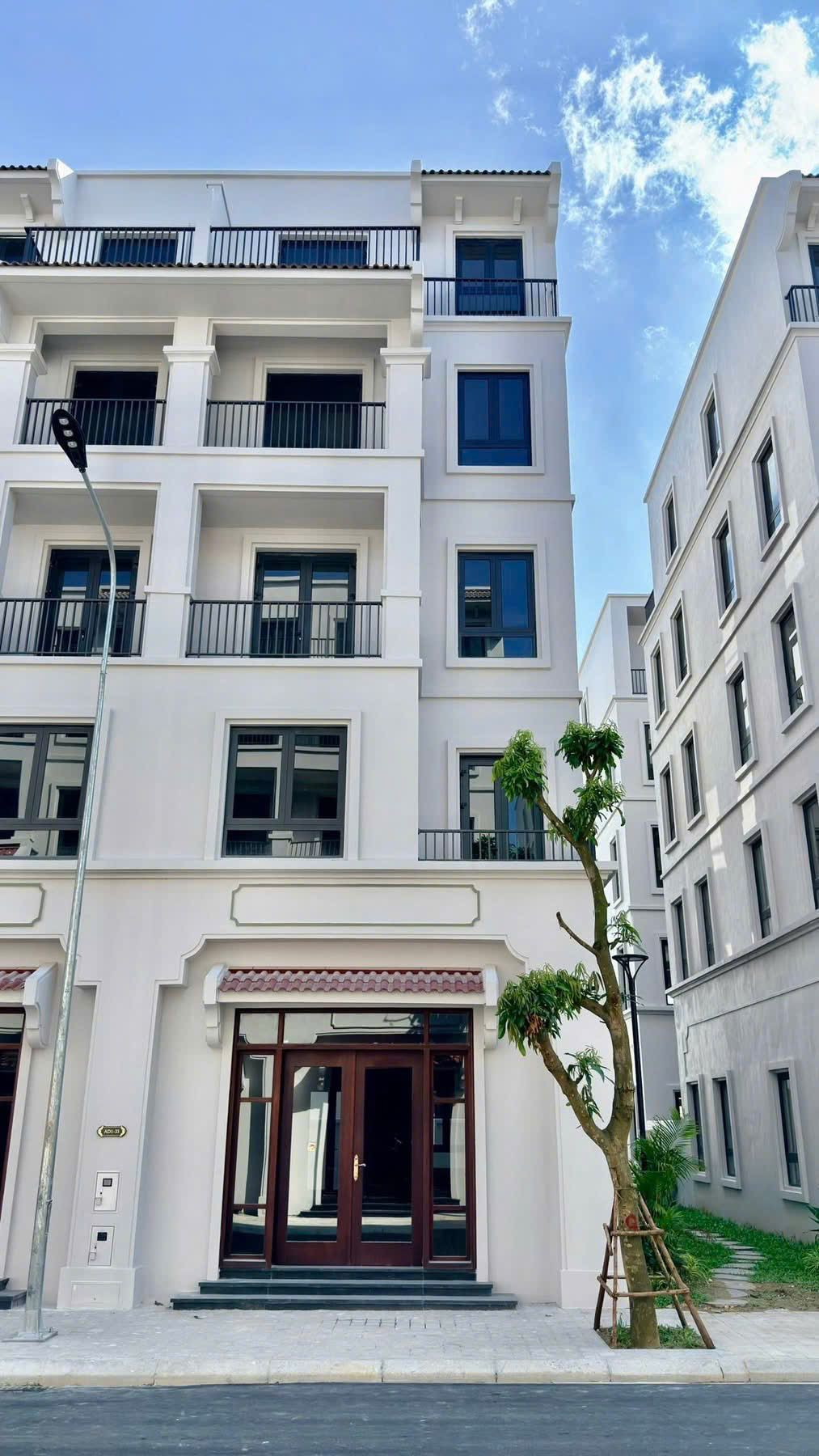 Bán liền kề xẻ khe view công viên Vinhomes Cổ Loa DT: 68.75m2 hướng Tây Nam giá rẻ khu Cát Tường