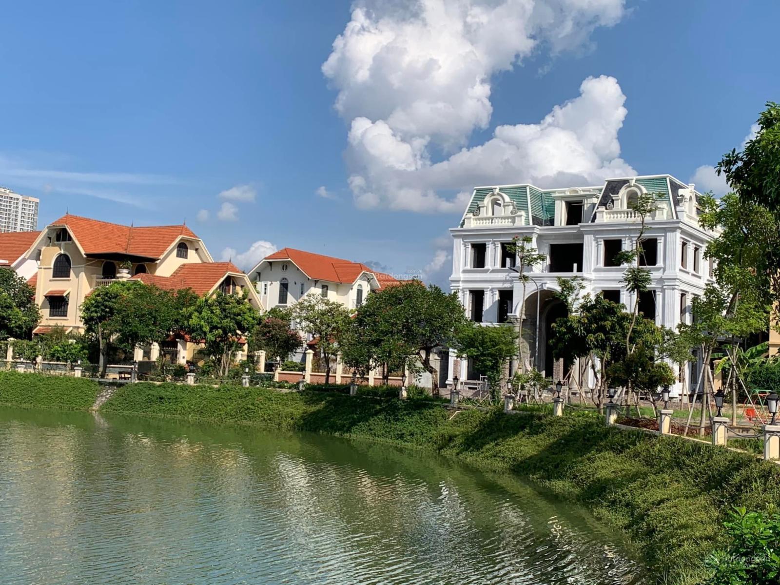 Hồ cảnh quan xanh mát lành