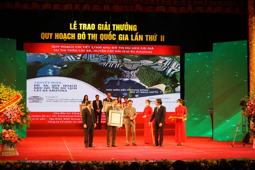 Đại diện Vinaconex nhận giải thưởng Quy hoạch Đặc biệt dự án đô thị nghỉ dưỡng Cái Giá Cát Bà