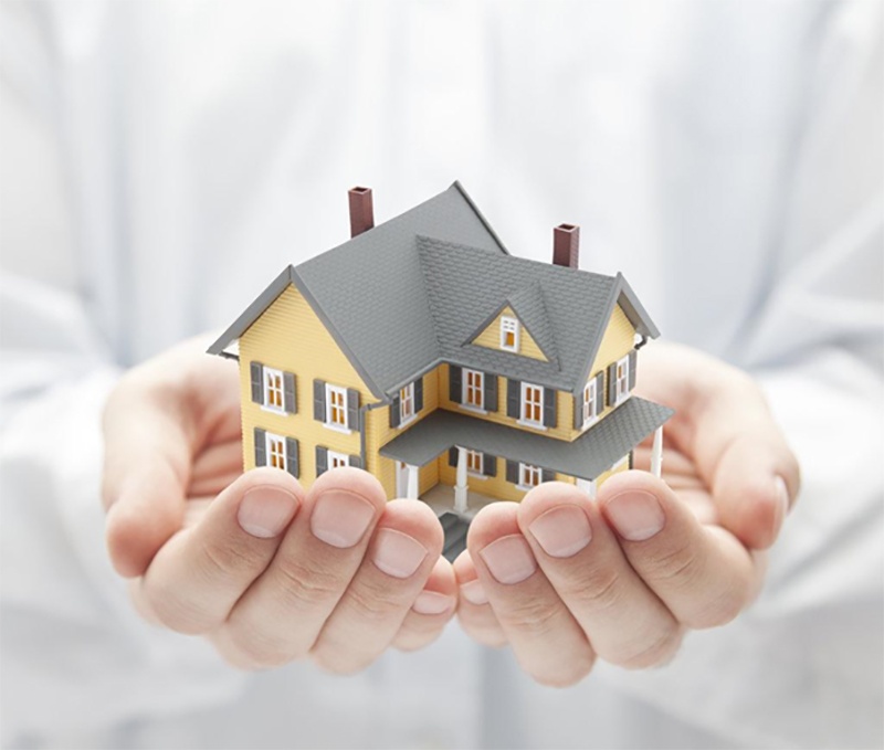 Bán nhà qua môi giới bất động sản hay bán nhà tự do.